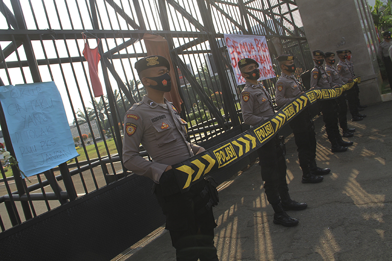 Demo Gerakan Perempuan Melawan di Depan Gedung DPR